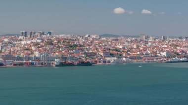 Lizbon Tarihi Merkezi 'nin Panoraması Tagus veya Tejo Nehri' nin güney kıyısından izlendi.