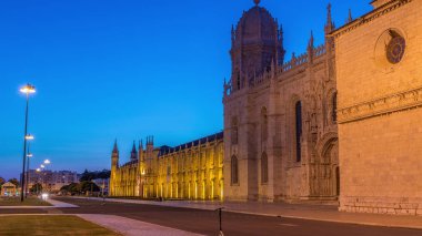 Mosteiro dos Jeronimos gece gündüz, Lizbon, Portekiz 'in Belem bölgesinde yer almaktadır..