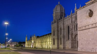 Mosteiro dos Jeronimos gece gündüz, Lizbon, Portekiz 'in Belem bölgesinde yer almaktadır..