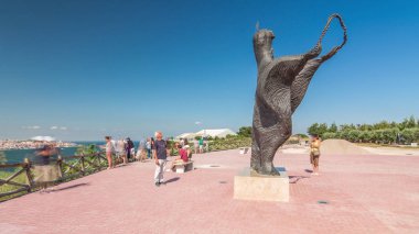 Kral İsa 'nın Sığınağı' nın önünde Bakire Meryem 'in zaman atlaması heykeli. Lizbon. Portekiz