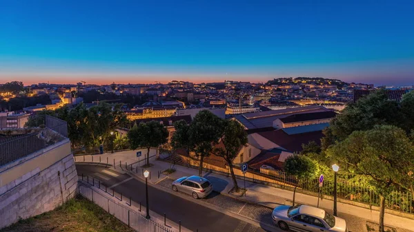 Paisagem aérea de Lisboa linha do horizonte noite a dia timelapse do ponto de vista de São Pedro de Alcantara, Portugal — Fotografia de Stock