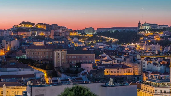 Lisbonne paysage urbain aérien horizon nuit au jour le jour timelapse du point de vue de Saint-Pierre d'Alcantara, Portugal — Photo