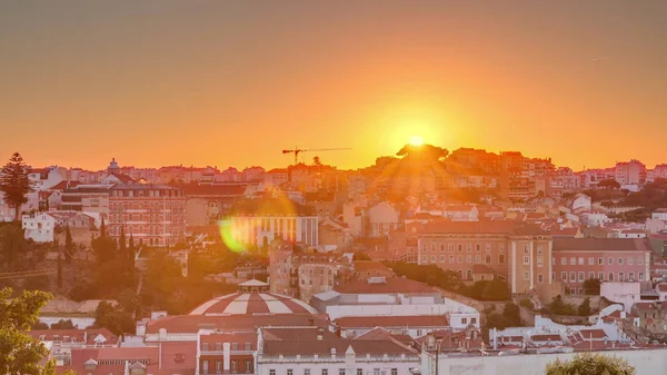 Ανατολή ηλίου πάνω από τη Λισαβόνα εναέρια cityscape ορίζοντα timelapse από την άποψη του Αγίου Πέτρου της Alcantara, Πορτογαλία. — Φωτογραφία Αρχείου