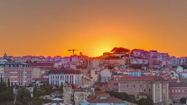 Nascer do sol sobre a paisagem da cidade aérea de Lisboa linha do tempo do horizonte do ponto de vista de São Pedro de Alcantara, Portugal . — Fotografia de Stock