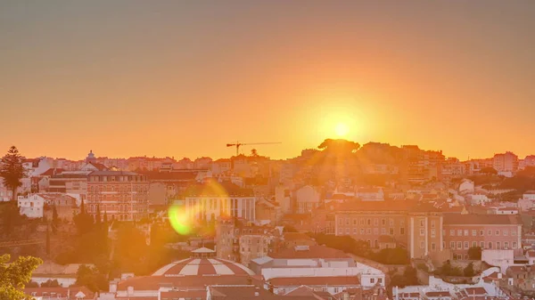 Nascer do sol sobre a paisagem da cidade aérea de Lisboa linha do tempo do horizonte do ponto de vista de São Pedro de Alcantara, Portugal . — Fotografia de Stock