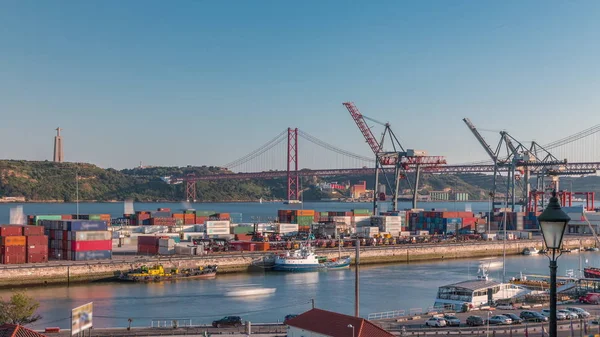 Skyline sobre el timelapse del puerto comercial de Lisboa, puente del 25 de abril, contenedores en el muelle con grúas de carga — Foto de Stock