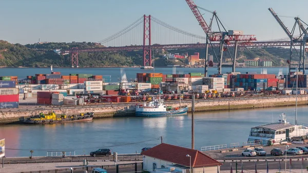 Skyline Lisszabon kereskedelmi kikötőjének menetrendje, április 25. Híd, konténerek a mólón teherdarukkal — Stock Fotó
