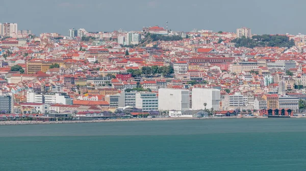 Panorama del centro histórico de Lisboa timelapse aéreo visto desde arriba el margen sur del río Tajo o Tejo . — Foto de Stock