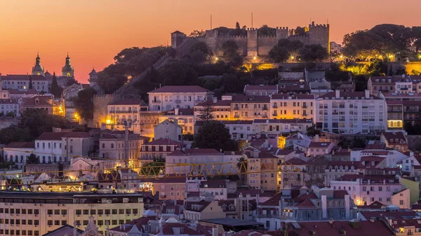 Paisagem aérea de Lisboa linha do horizonte noite a dia timelapse do ponto de vista de São Pedro de Alcantara, Portugal — Fotografia de Stock