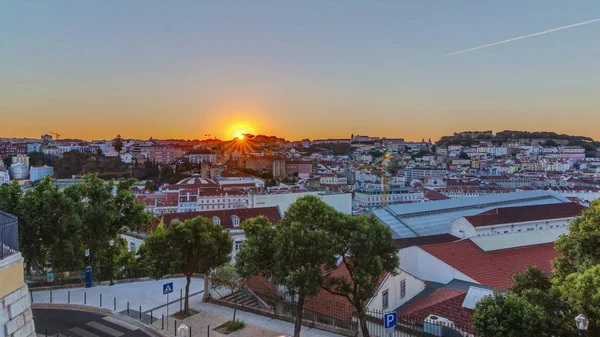 Nascer do sol sobre a paisagem da cidade aérea de Lisboa linha do tempo do horizonte do ponto de vista de São Pedro de Alcantara, Portugal . — Fotografia de Stock