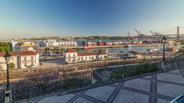 Skyline sobre el timelapse del puerto comercial de Lisboa, puente del 25 de abril, contenedores en el muelle con grúas de carga — Foto de Stock