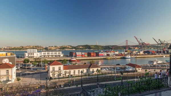 Skyline over Lisbon commercial port timelapse, 25 aprile Ponte, container sul molo con gru merci — Foto Stock