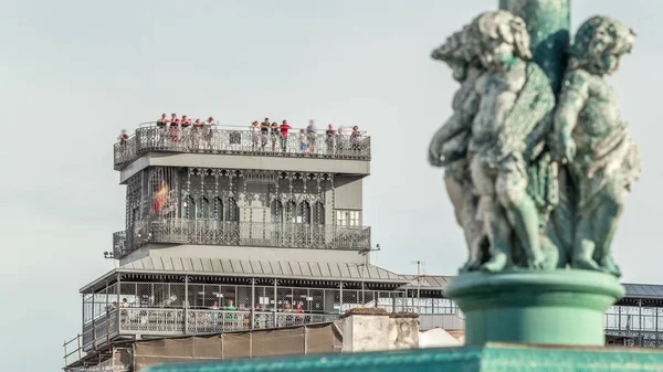 Observation däck av Santa Justa Lift timelapse även kallad Carmo Lift är en hiss i Lissabon, Portugal — Stockfoto