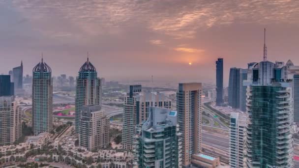 Vista aérea de la salida del sol en Dubai Marina timelapse. Torres modernas y el tráfico en la carretera — Vídeo de stock
