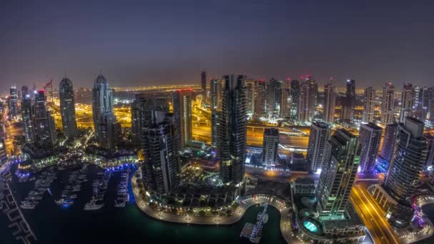 Widok z lotu ptaka Dubai Marina nocy do dnia timelapse. Nowoczesne wieże i ruch na drodze — Wideo stockowe