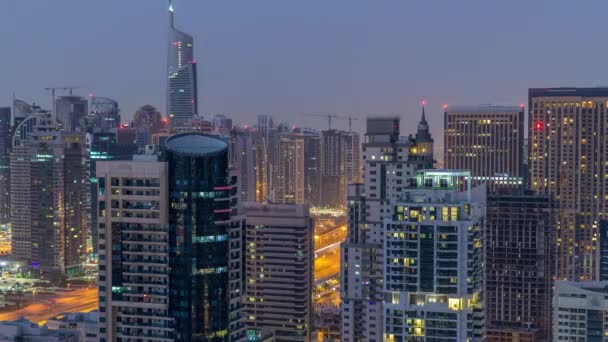 Vista aérea de Dubai Marina noche al día timelapse. Torres modernas y el tráfico en la carretera — Vídeos de Stock