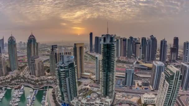 Dubai Marina timelapse gündoğumu havadan üst görünümü. Modern kuleler ve yolda trafik — Stok video