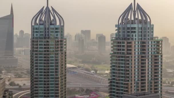 A Dubai Marina-ról kilátás a kikötőre. A modern tornyok és a forgalom az utakon — Stock videók