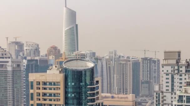 Vista aérea superior do Dubai Marina manhã timelapse. Torres modernas e tráfego na estrada — Vídeo de Stock