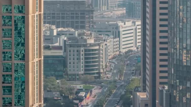 Letecký pohled na silniční křižovatku ve velkém městě timelapse. — Stock video
