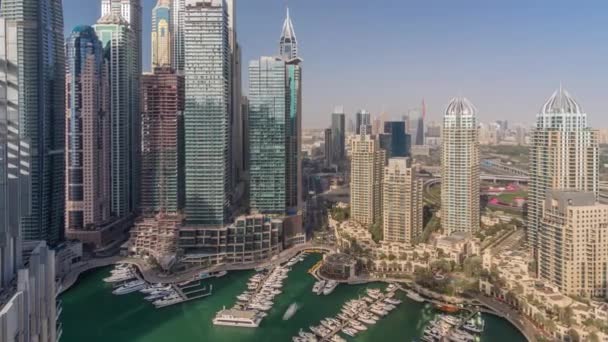 Vista aérea superior do Dubai Marina manhã timelapse. Torres modernas e tráfego na estrada — Vídeo de Stock