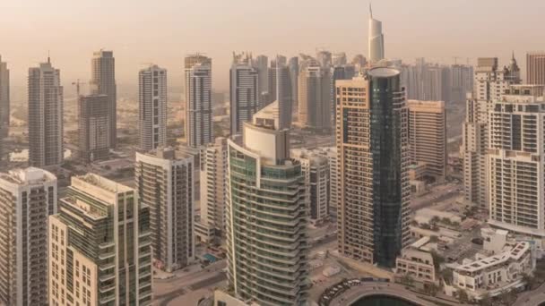 Dubai Marina sabah timelapse havadan üst görünümü. Modern kuleler ve yolda trafik — Stok video