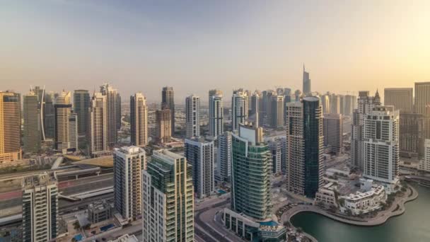 Pohled vzdušných vrcholných hodin Dubaje mariny dopoledne. Moderní věže a doprava po silnici — Stock video