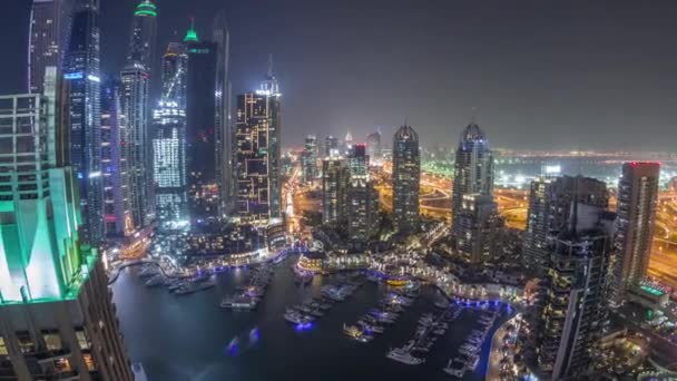 Antenn topputsikt över Dubai Marina Night Timelapse. Moderna torn och trafik på vägen — Stockvideo