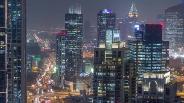 Vista aérea de Dubai Marina timelapse noche. Torres modernas y el tráfico en la carretera — Vídeo de stock