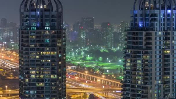 Widok z lotu ptaka Dubai Marina Night timelapse. Nowoczesne wieże i ruch na drodze — Wideo stockowe