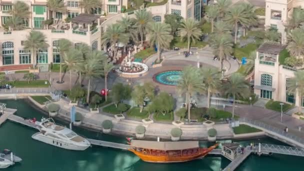 Dubai marina timelapse yüzen yatlar üzerinde havadan görünümü. Beyaz tekneler yeşil kanal suyunda. — Stok video