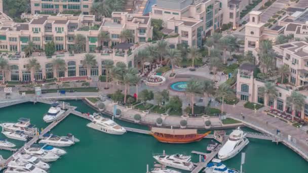 Vista aerea dall'alto di Dubai Marina giorno a notte timelapse. Moderne torri e traffico su strada — Video Stock