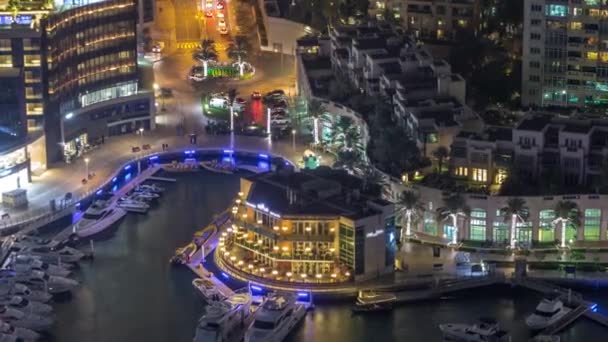 Légi kilátás jachtok úszó Dubai Marina éjszaka TimeLapse. Fehér csónakok vannak a csatorna-víz. — Stock videók