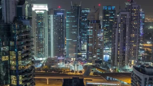 Vista aérea de Dubai Marina timelapse noche. Torres modernas y el tráfico en la carretera — Vídeos de Stock