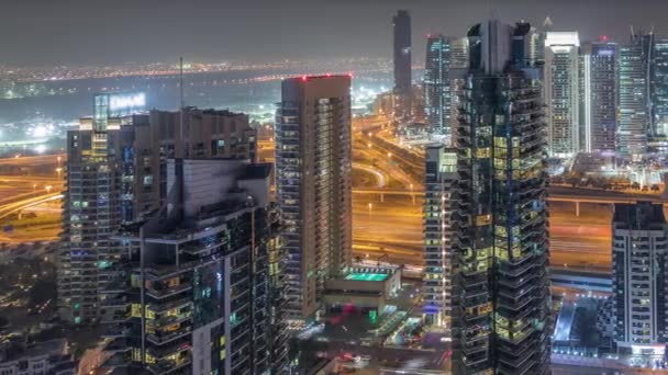 두바이 마리나 야간 경과의 공중 최고 전망. 현대적인 타워와 도로의 교통 — 비디오