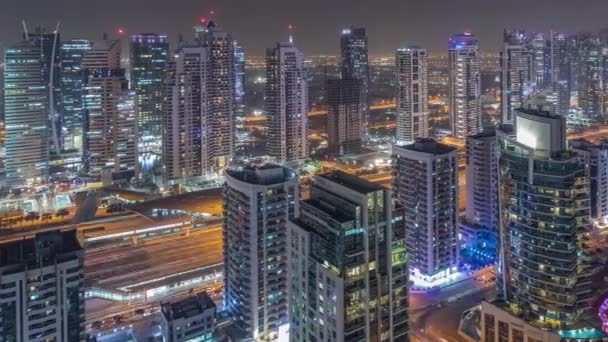 Bovenaanzicht van Dubai Marina Night timelapse. Moderne torens en verkeer op de weg — Stockvideo