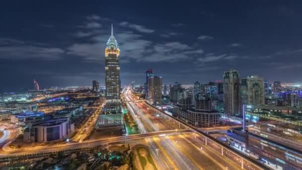 Skyline internet city con attraversamento Sheikh Zayed Road timelapse notte aerea — Video Stock