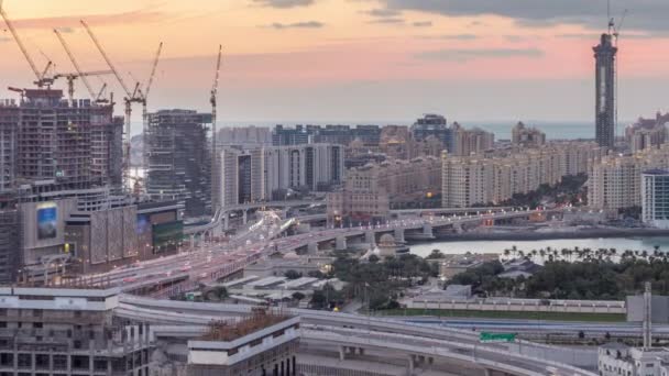 パームジュメイラハイウェイ橋空中日から夜のタイムラプス。ドバイ, アラブ首長国連邦 — ストック動画