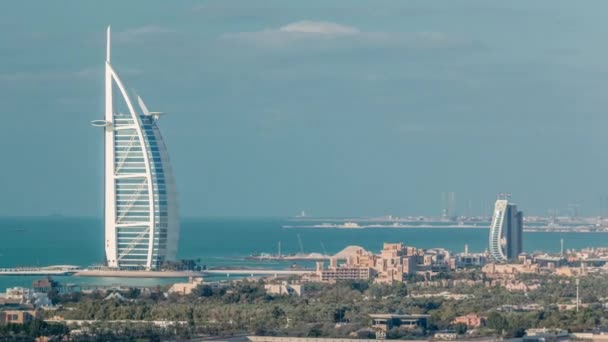 Вид с воздуха на Burj Al Arab отель из Интернет-города Timelapse . — стоковое видео