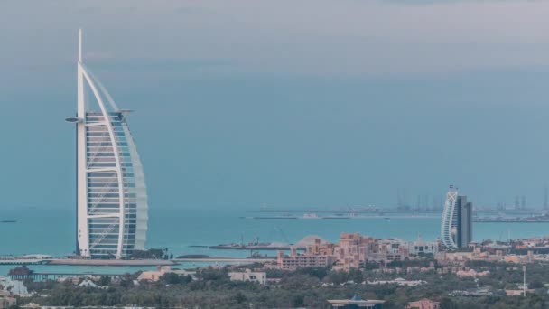 Luchtfoto van het Burj al Arab Hotel van Internet City dag tot nacht timelapse. — Stockvideo