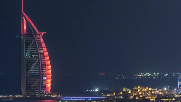 Vista aérea do hotel Burj Al Arab da Internet cidade noite timelapse . — Vídeo de Stock