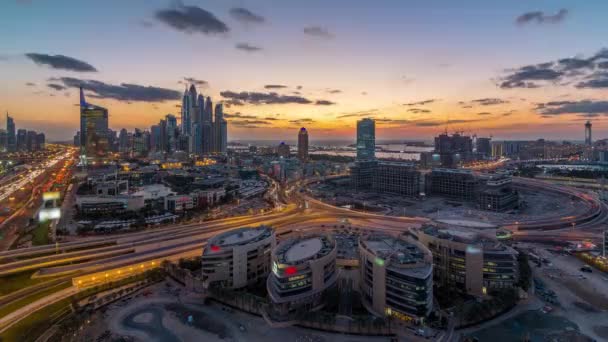 Dubai Media City met moderne gebouwen antenne dag tot nacht timelapse, Verenigde Arabische Emiraten — Stockvideo