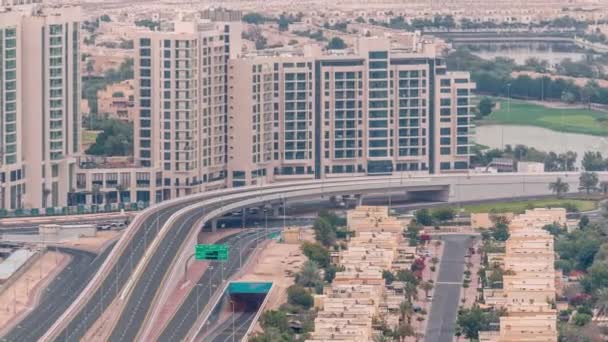 Luchtfoto van appartementen huizen en villa's in Dubai City timelapse, Verenigde Arabische Emiraten — Stockvideo