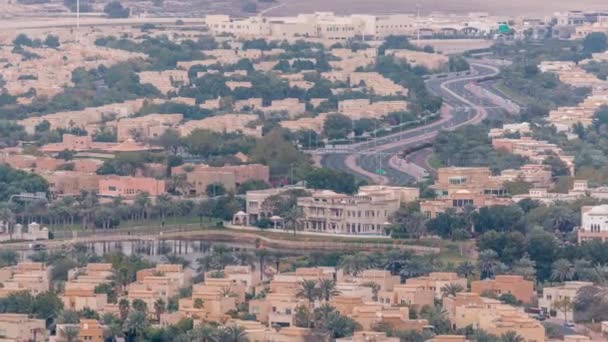 Vista aérea de casas de apartamentos y villas en Dubai timelapse ciudad, Emiratos Árabes Unidos — Vídeos de Stock