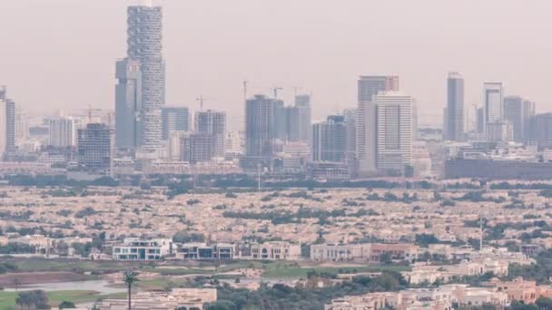 Luchtfoto van appartementen huizen en villa's in Dubai City timelapse, Verenigde Arabische Emiraten — Stockvideo