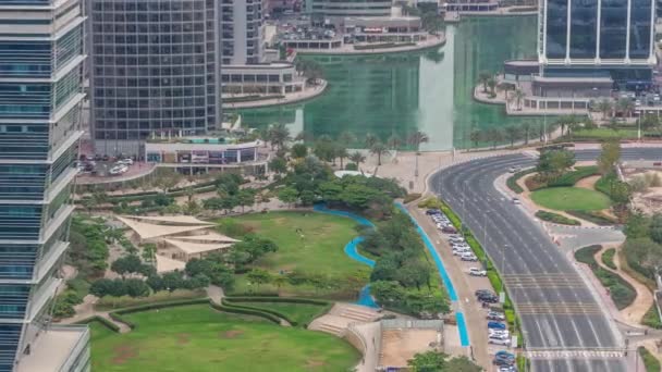 Ένα όμορφα διαμορφωμένο δημόσιο πάρκο στην περιοχή των Πυργών λιμνών, μια δημοφιλής κατοικημένη συνοικία στο Ντουμπάι. — Αρχείο Βίντεο