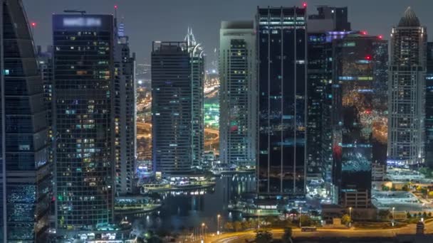 Jumeirah Lake Towers yerleşim bölgesi Dubai Marina yakınlarında havadan gece zaman aşımına — Stok video