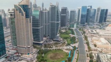 Jumeirah Lake Towers yerleşim bölgesi Dubai Marina yakınlarındaki havadan timelapse