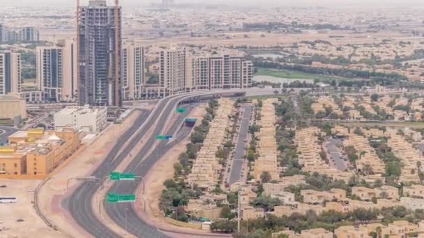 Вид с воздуха на жилые дома и виллы в Дубае, Объединенные Арабские Эмираты — стоковое видео