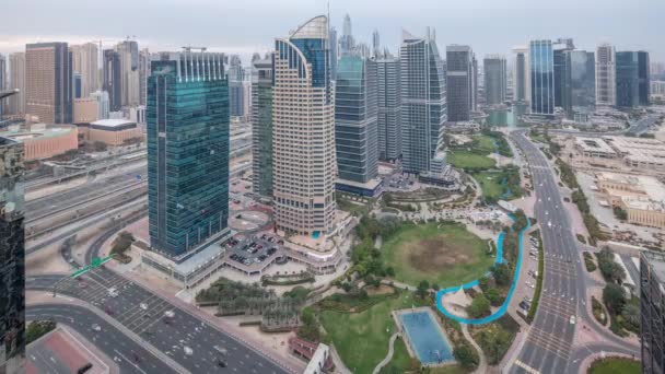 Jumeirah Lake Towers yerleşim bölgesi Dubai Marina yakınlarında gece saatlerinden gündüze havadan — Stok video